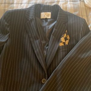 Le suit Tailored pinstripe ladies size 16 suit